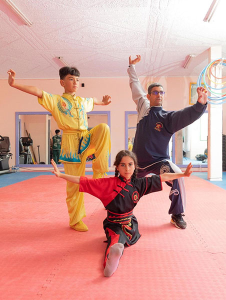 馬吉德教練和學(xué)員展示武術(shù)動(dòng)作。人民網(wǎng) 萊拉·阿提塔拉赫攝