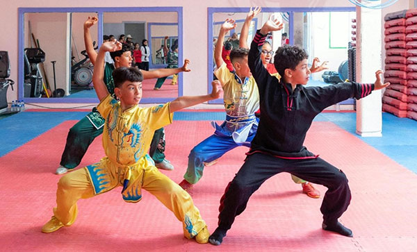 突尼斯孩子們?cè)诰毼?。人民網(wǎng) 萊拉·阿提塔拉赫攝
