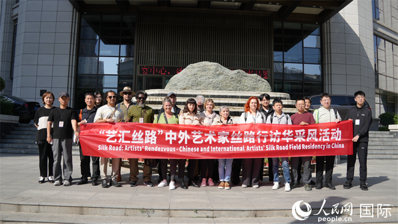 “藝匯絲路”中外藝術(shù)家絲路行訪華采風活動在蘭州啟動。人民網(wǎng) 嚴小晶攝