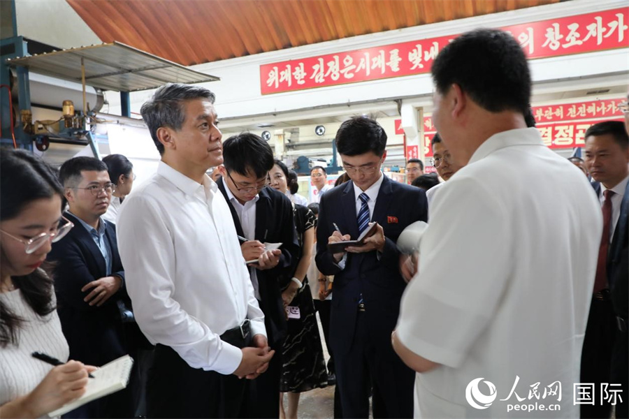當(dāng)?shù)貢r(shí)間8月13日，中國(guó)駐朝鮮大使王亞軍率使館外交官等參觀(guān)平壤金正淑紡織廠(chǎng)。圖為中方一行參觀(guān)紡紗車(chē)間。人民網(wǎng)記者 劉融攝