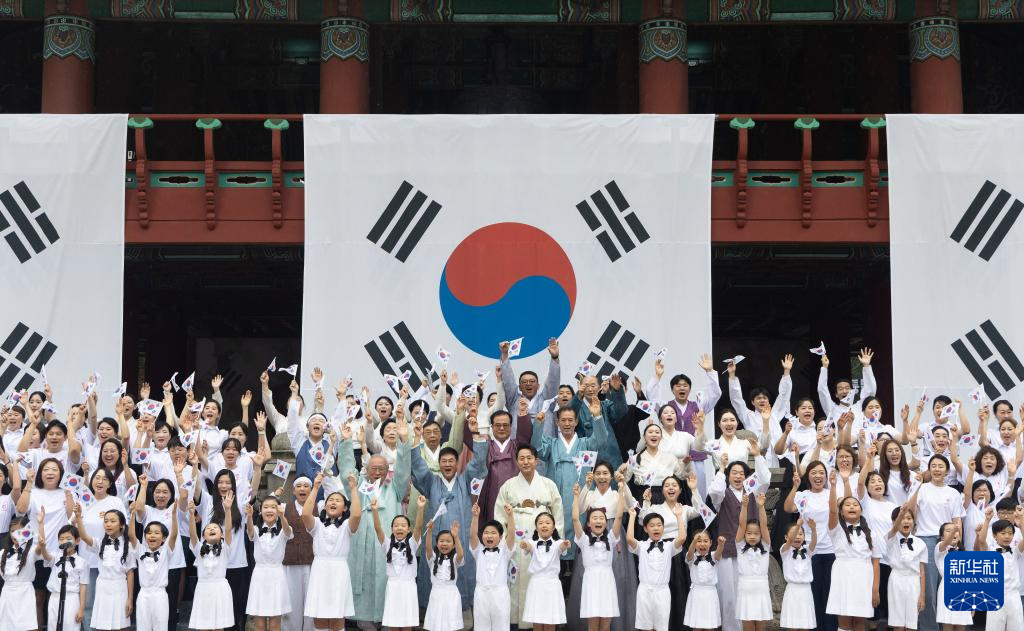 8月15日，韓國(guó)民眾在首爾街頭參加光復(fù)節(jié)慶祝表演。新華社發(fā)（全休相攝）