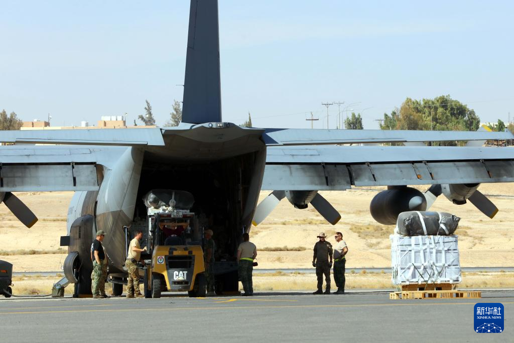 8月17日，在位于約旦扎爾卡省的阿卜杜拉二世空軍基地，一架飛機(jī)正在裝載送往加沙地帶的援助物資。新華社發(fā)（穆罕默德·阿布·古什攝）