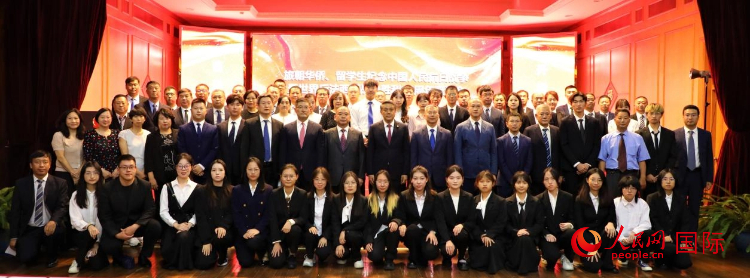 座談會(huì)結(jié)束，全體參會(huì)人員合影留念。人民網(wǎng)記者 劉融攝