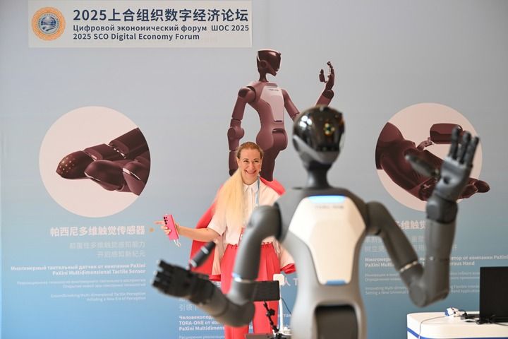 　　參會嘉賓在2025上合組織數(shù)字經(jīng)濟論壇上體驗操控人形機器人（2025年7月11日攝）。新華社記者 李然 攝