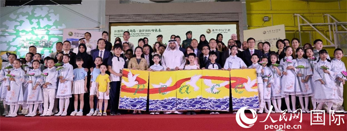 中阿嘉賓與師生代表合影。人民網記者管克江攝