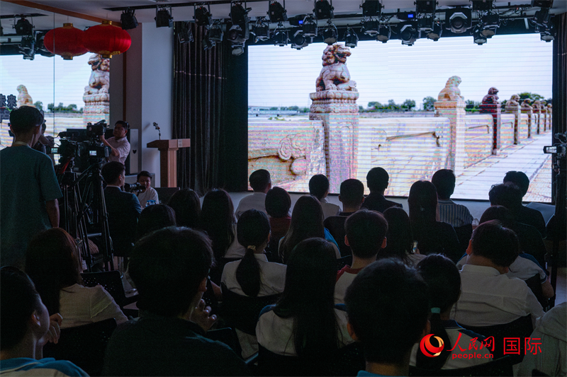 圖一：活動(dòng)現(xiàn)場(chǎng)展映《銘記·勝利的記憶》紀(jì)錄片。人民網(wǎng)記者謝佳君攝