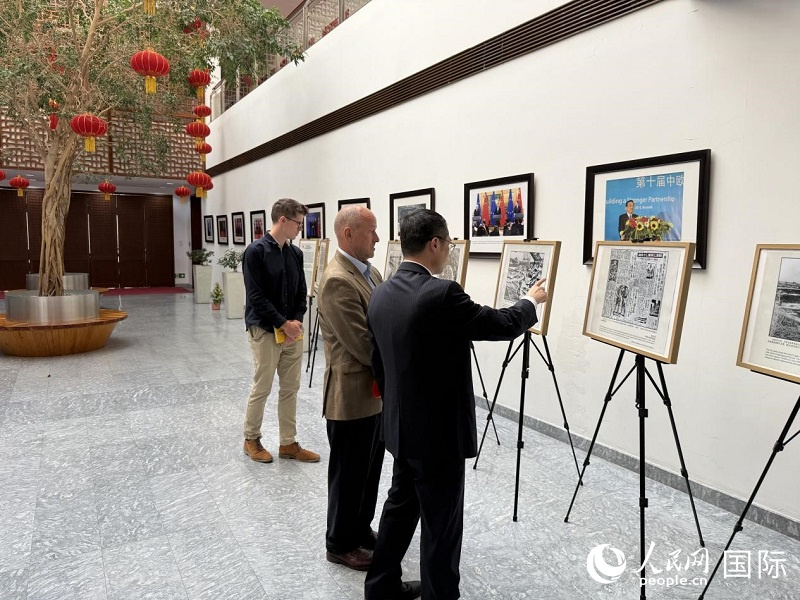 參會嘉賓在觀看圖片展。人民網(wǎng)記者 牛瑞飛攝