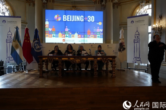 圖為曾參加北京世婦會阿方代表座談。人民網(wǎng)記者 許放攝