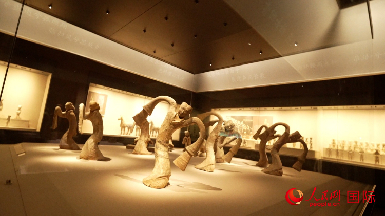 徐州博物館展出的西漢陶繞襟衣女舞俑。人民網(wǎng)記者 蘇纓翔攝