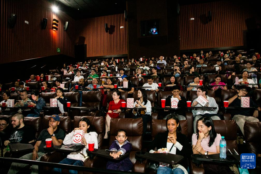 這是9月29日在巴拿馬首都巴拿馬城拍攝的首映現(xiàn)場。新華社發(fā)（丹尼爾·岡薩雷斯攝）