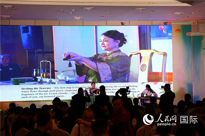 來自福建漳州的茶藝師身著漢服，展示精湛的茶藝。人民網(wǎng)記者 樊帆攝