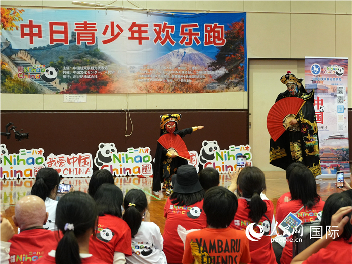 川劇變臉表演贏得陣陣歡呼。人民網(wǎng) 許可攝