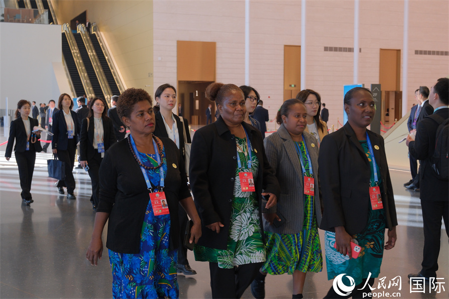 嘉賓在全球婦女峰會(huì)現(xiàn)場(chǎng)合影。人民網(wǎng)記者 宋美琪攝