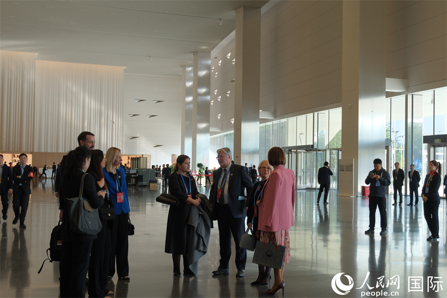 嘉賓在全球婦女峰會(huì)現(xiàn)場(chǎng)交流。人民網(wǎng)記者 宋美琪攝