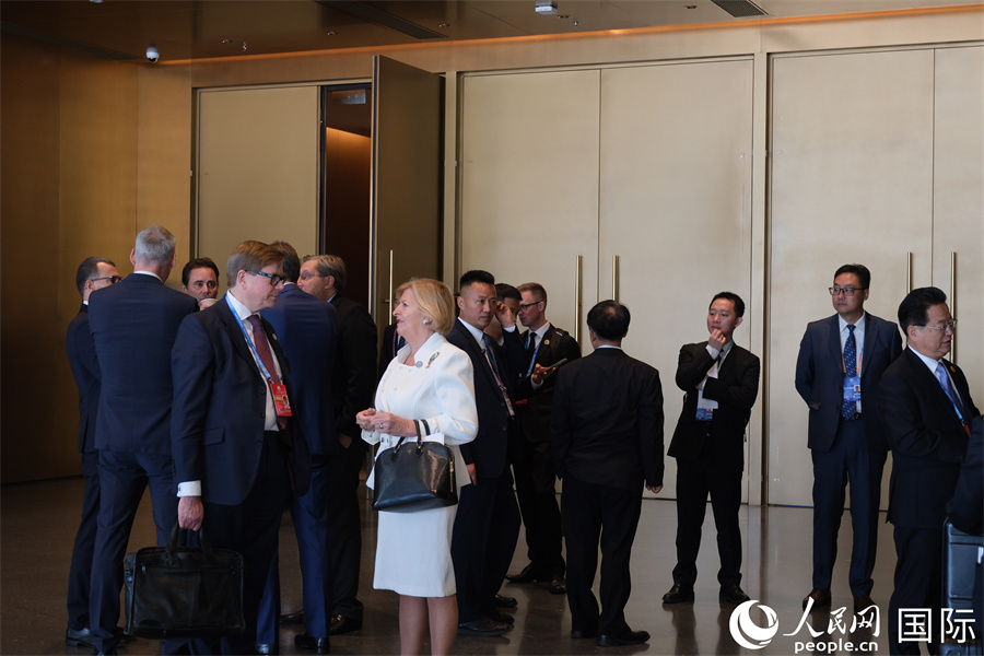 嘉賓在全球婦女峰會(huì)現(xiàn)場(chǎng)交流。人民網(wǎng)記者 宋美琪攝