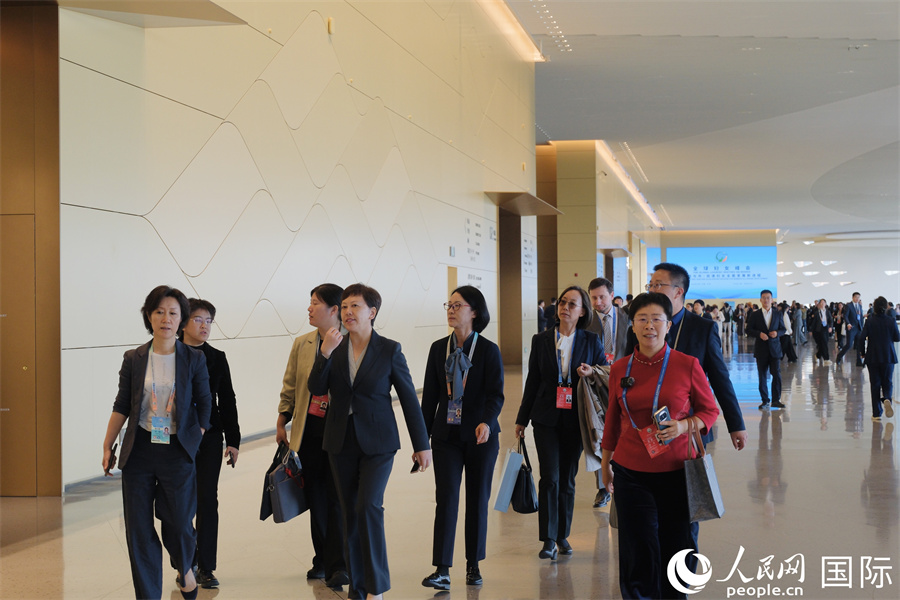 全球婦女峰會嘉賓步入會場。人民網(wǎng)記者 宋美琪攝