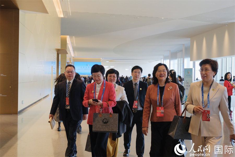 全球婦女峰會嘉賓步入會場。人民網(wǎng)記者 宋美琪攝