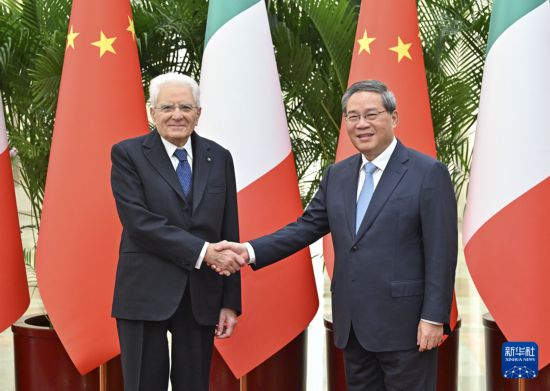   11月9日上午，國務(wù)院總理李強在北京人民大會堂會見意大利總統(tǒng)馬塔雷拉。新華社記者 殷博古 攝