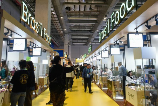   11月6日在第七屆進博會食品及農產品展區(qū)拍攝的巴西食品展臺。新華社記者 徐亮 攝