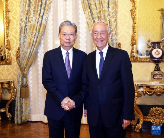 11月21日至23日，應(yīng)葡萄牙議長阿吉亞爾-布蘭科邀請，全國人大常委會委員長趙樂際對葡萄牙進行正式友好訪問。這是當(dāng)?shù)貢r間11月21日，趙樂際在里斯本會見葡萄牙總統(tǒng)德索薩。新華社記者 劉衛(wèi)兵 攝