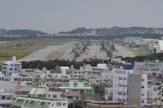 這是2023年11月25日在日本沖繩美軍普天間基地駐留的“魚鷹”運(yùn)輸機(jī)（資料照片）。新華社記者馮武勇攝