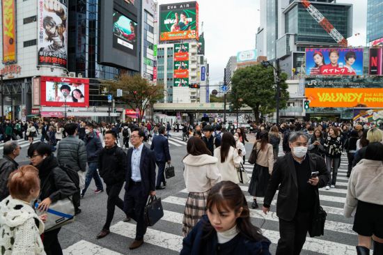 2023年11月15日，人們走過(guò)日本東京澀谷車站前的十字路口。新華社記者張笑宇攝