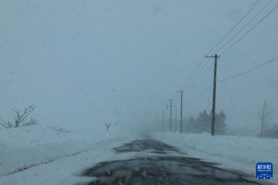 這是2月4日在日本札幌郊外拍攝的被積雪部分覆蓋的道路。新華社記者 李子越 攝