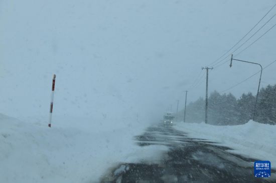 這是2月4日在日本札幌郊外拍攝的被積雪部分覆蓋的道路。新華社記者 李子越 攝
