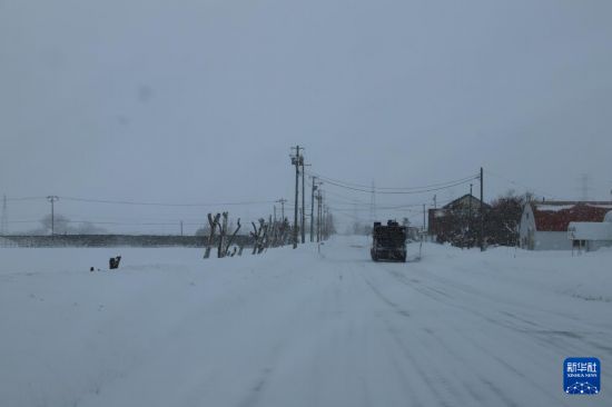 這是2月4日在日本札幌郊外拍攝的被積雪部分覆蓋的道路。新華社記者 李子越 攝