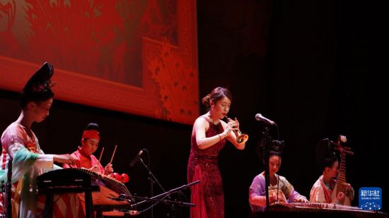 2月6日，嗩吶演奏家劉雯雯（中）在法國巴黎的聯合國教科文組織總部表演。新華社記者 張百慧 攝