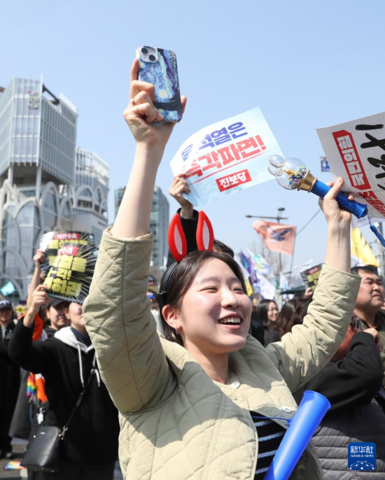 4月4日，民眾在韓國(guó)首都首爾的韓國(guó)憲法法院附近慶祝尹錫悅彈劾案獲得通過(guò)。新華社記者 姚琪琳 攝
