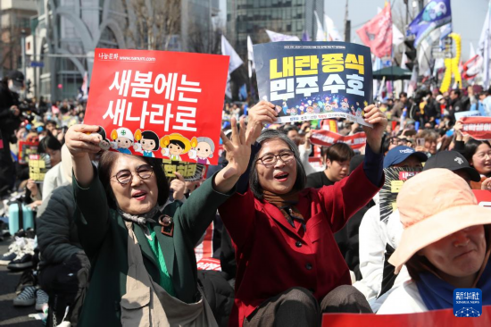 4月4日，民眾在韓國(guó)首都首爾的韓國(guó)憲法法院附近慶祝尹錫悅彈劾案獲得通過(guò)。新華社記者 姚琪琳 攝