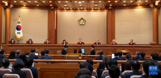 這是4月4日在韓國(guó)首都首爾的韓國(guó)憲法法院拍攝的尹錫悅彈劾案宣判現(xiàn)場(chǎng)。新華社發(fā)（Pool圖片，李相浩攝）