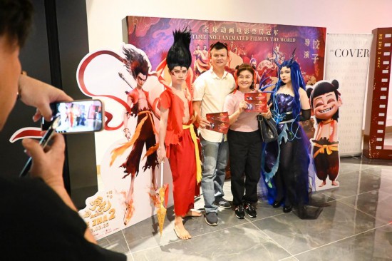 2025年3月8日，觀眾在馬來西亞吉隆坡參加《哪吒之魔童鬧?！肥子郴顒?。新華社記者程一恒攝