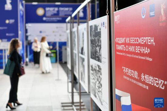 6月19日，參觀者在“不朽的功勛 永恒的記憶”——紀(jì)念世界反法西斯戰(zhàn)爭勝利80周年圖片展上參觀。新華社記者 曹陽 攝