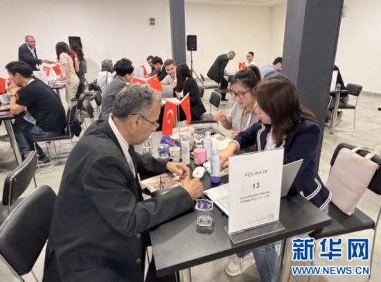 6月19日，中國美妝企業(yè)在中國-土耳其美容、美發(fā)、護膚、包材采購對接會上向土耳其商家介紹產(chǎn)品。 記者 張雨陽 攝