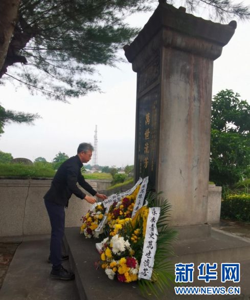 6月20日，中國駐印尼大使王魯彤向“九·二〇”抗日英雄紀(jì)念碑敬獻(xiàn)花籃并整理緞帶。（中國駐印尼大使館供圖）