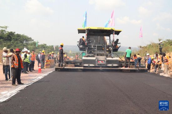 　　5月31日，在剛果（金）首都金沙薩環(huán)線公路項(xiàng)目上，施工人員為道路鋪設(shè)瀝青。 新華社發(fā)（中剛基礎(chǔ)設(shè)施建設(shè)股份有限公司供圖）