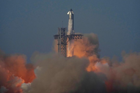 5月27日，美國太空探索技術(shù)公司新一代重型運載火箭“星艦”在得克薩斯州實施第九次試飛。新華社/美聯(lián)