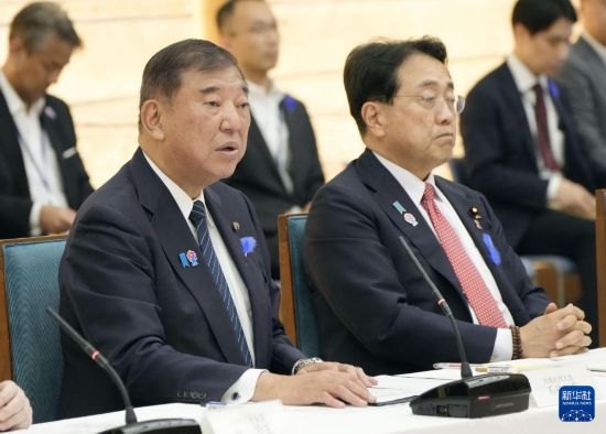 7月8日，在日本東京，日本首相石破茂（左）在綜合對(duì)策總部會(huì)議上發(fā)言。新華社/共同社