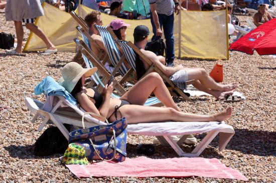 　　2025年7月12日，人們在英國南部布賴頓的海灘休閑。英國氣象局11日發(fā)布公告說，英格蘭大部分地區(qū)都已達(dá)到熱浪標(biāo)準(zhǔn)，高溫健康警報已升級為琥珀色。這是英國今年夏季遭遇的第三波熱浪。新華社發(fā)