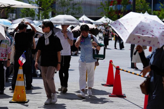 　　2025年7月10日，游客在日本大阪世博會園區(qū)內(nèi)游覽參觀。近日，日本多地出現(xiàn)高溫天氣。日本氣象廳和環(huán)境省向多地發(fā)布“中暑警戒警報”，提醒民眾注意防暑。新華社記者 賈浩成 攝