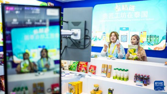 7月26日，留學(xué)生在跨境電商展區(qū)直播帶貨。新華社記者 陶亮 攝