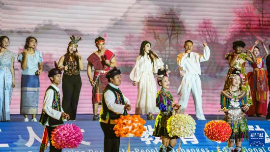 7月26日，留學生代表和演員在2025中國—東盟教育交流周開幕式上演唱歌曲。新華社記者 陶亮 攝