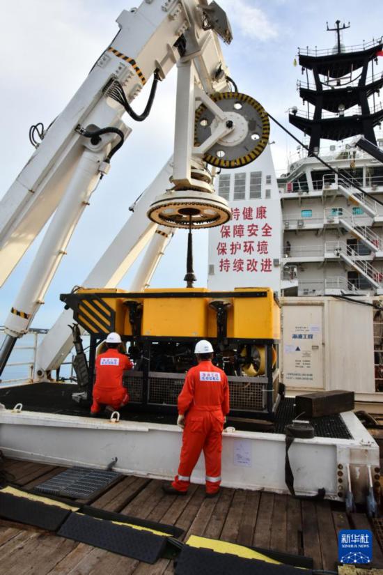8月8日，在文萊摩拉港碼頭，"海洋石油295"船船員進(jìn)行出海前的設(shè)備檢查工作。新華社記者 李萌 攝