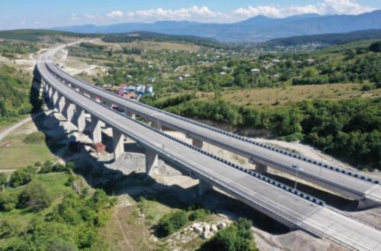 　　圖為無人機拍攝的F0標段公路實景。（圖片由項目承建方提供）