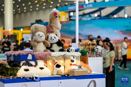 8月29日，觀眾在第五屆中蒙博覽會(huì)上選購(gòu)商品。新華社記者 連振 攝